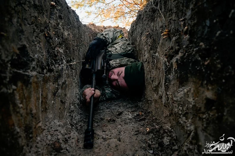 پناه بردن سرباز اوکراینی در شیار سنگر برای در امان ماندن از حمله بالگردهای روسیه/ رویترز